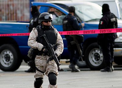 Ciudad Juárez es considerada la ciudad más violenta de México debido a los enfrentamientos entre cárteles de drogas. Un soldado mexicano en la escena de un crimen en 2010.