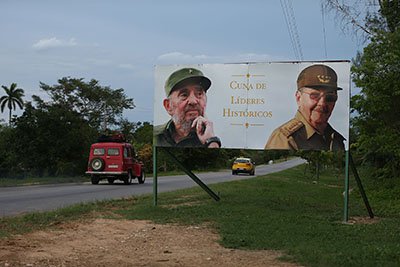 Un cartel muestra a Fidel y Raúl Castro en Birán, Cuba en 2015