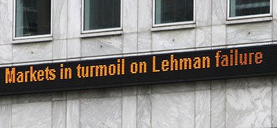 El cuarto banco de inversiones más importante de Estados Unidos, Lehman Brothers, se declara en bancarrota. La crisis financiera estalla
