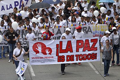 Marcha por la paz en Colombia, tras haber rechazado un acuerdo entre las FARC y el Gobierno colombiano
