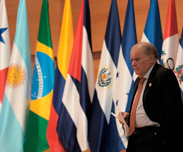 Enrique Iglesias, Secretario General Iberoamericano, momentos previos a una intervención en la Cumbre Iberoamericana en Cádiz, noviembre 2012.