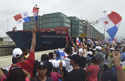 Un buque mercante, fletado por China, atraviesa El Canal de Panamá cargado de bienes en junio de 2016.