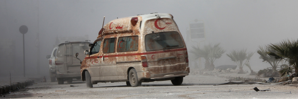 Una ambulancia de la Media Luna Roja llega a un lugar bombardeado por las fuerzas del régimen sirio en la ciudad de Alepo. Zakariya al Kafi/AFP/Getty Images