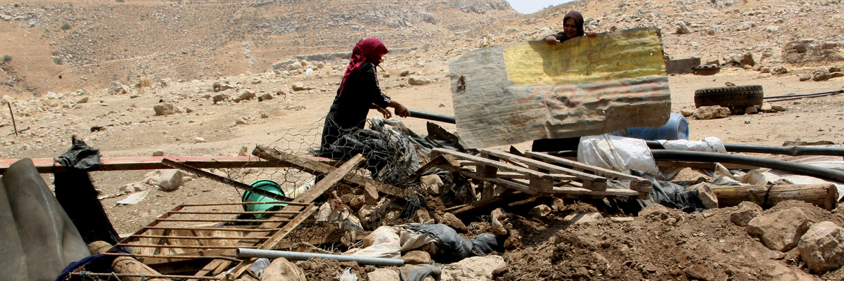 Una mujer palestina beduina recogen sus pertenencias después de que hayan sido destruidas por el Ejército israelí en Al Maleh, en el sur de Tubas, Cisjordania, en la zona bajo control de Israel. ( Jaafar Ashtiyeh/AFP/GettyImages)