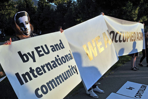 Activistas bosnios sujetan pancartas que dice "Estamos ocupados de nuevo por la UE y la comunidad internacional", Sarajevo. Elvis Barukcic/AFP/Getty Images