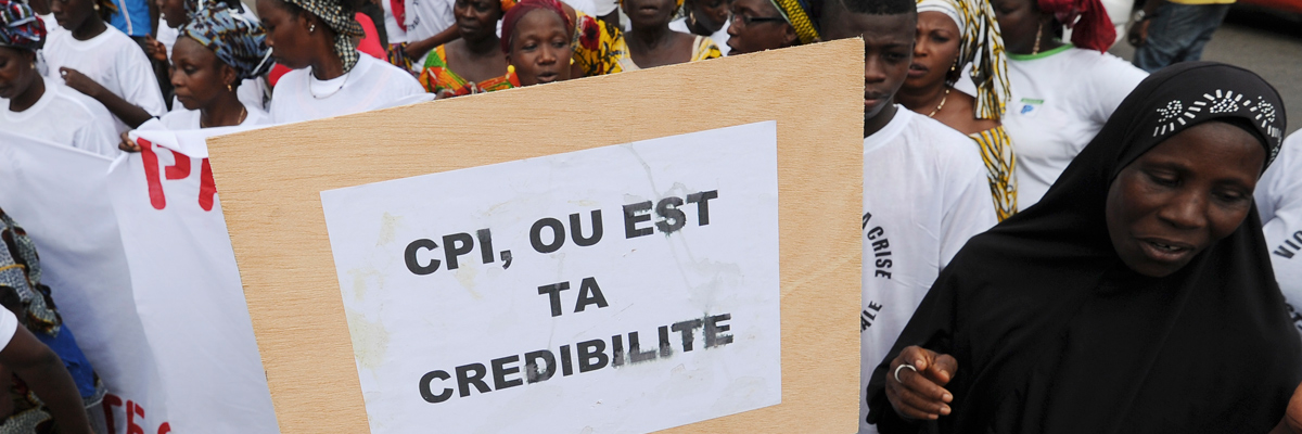 Familiares de las víctimas de la violencia postelectoral de 2011 desatada en Costa de Marfil protestan contra la Corte Penal Internacional. Sia Kambou/AFP/Getty Images)
