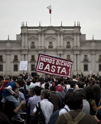 Protestas contra la corrupción enfrente del Palacio de la Moneda, Santiago de Chile, 2015. Martín Bernetti/AFP/Getty Images