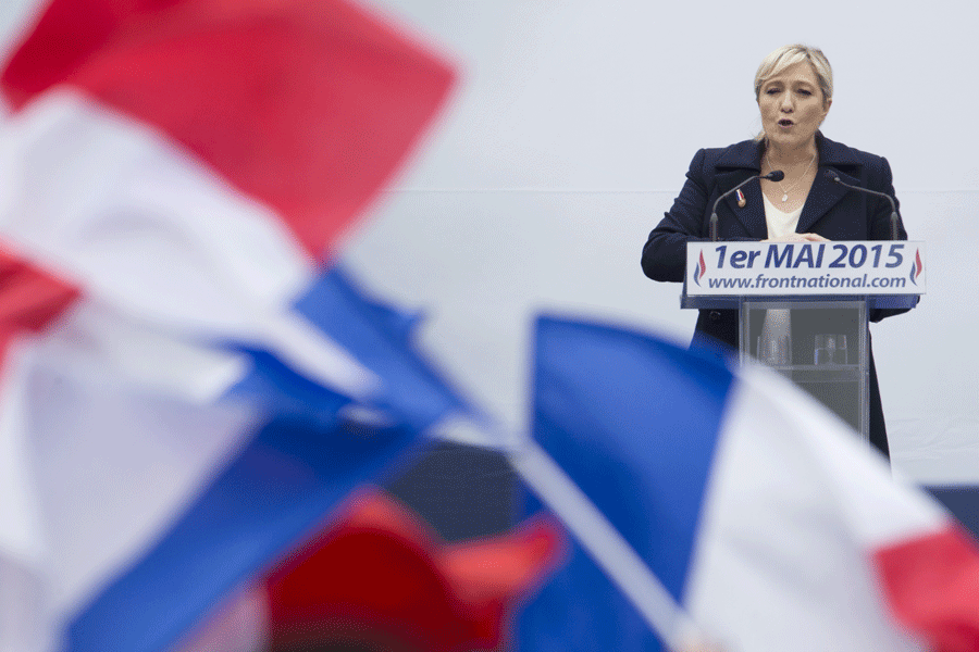 Marine Le Pen. Francia: Marine Le Pen, 48 años, ha sucedido a su padre, Jean Marie Le Pen, como líder del Frente Nacional (FN) desde 2011. Entre sus ideas políticas están: la reducción del otorgamiento de asilo, el cierre de las fronteras, la salida del espacio Schengen, La expulsión sistemática de cualquier inmigrante en situación ilegal, el abandono de la Unión Europea y del euro, así como la oposición frontal a la integración de Turquía en cualquier unión paneuropea. El FN en las pasadas elecciones regionales francesas logró unos resultados históricos en la primera vuelta, superando a los partidos tradicionales galos. KENZO TRIBOUILLARD/AFP/Getty Images