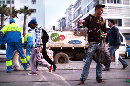 Un joven marroquí utiliza pompas para vender en las calles de Rabat. Spencer Platt/Getty Images.