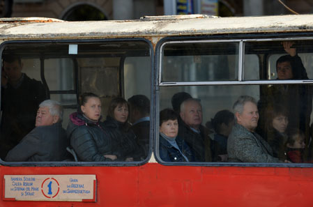 Pasajeros viajando en un trolebús en la ciudad de Chisinau, Moldavia, octubre de 2013. Daniel Mihailescu/AFP/Getty Images