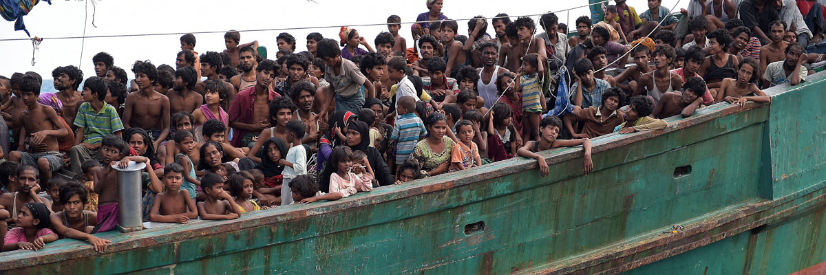 Inmigrantes Rohingya en una embarcación en aguas tailandesa. Christophe Archambault/AFP/Getty Images