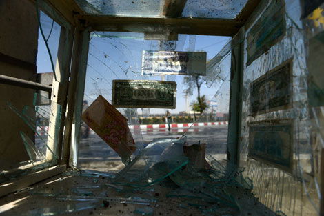 Los cristales rotos de una oficina de cambio de moneda tras un atentado suicida en Kabul. Wakil Kohsar/AFP/Getty Images