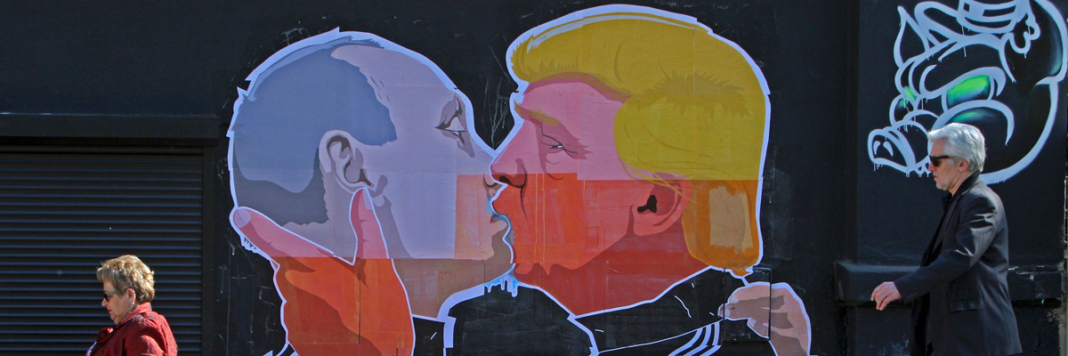 Mural en una calle de Vilna, Lituania, donde aparecen el candidato a la presidencia de EE UU, Donal Trump, besándose con el presidente ruso, Vladímir Putin. PETRAS MALUKAS/AFP/Getty Images