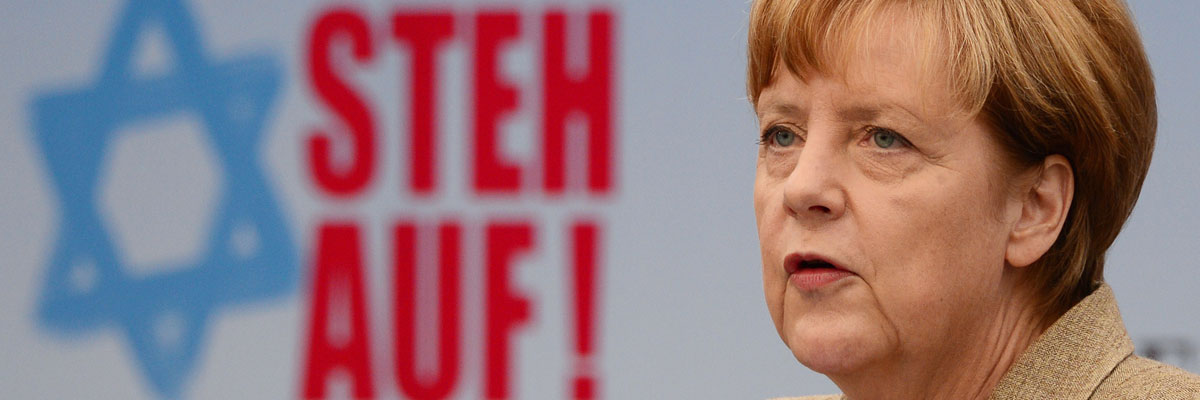 La canciller alemana, Angela Merkel, en una manifestación con el lema “Steh auf! Nie wieder Judenhass” (“¡Levántate! Nunca más odio contra los judíos”). John Macdougall/AFP/Getty Images