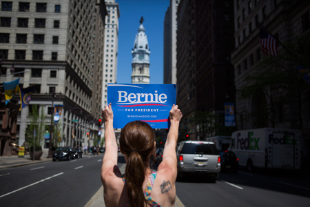Una joven con una pancarta del candidato demócrata, Bernie Sanders (Jessica Kourkounis/Getty Images)