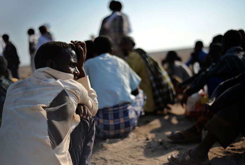 Etiopía.178.000 nuevos desplazados en 2013. Total: 316.000 (diciembre 2013, IDMC) Los desplazados se concentran en su mayoría en el Estado Regional Somalí, territorio en el este de Etiopía. Los principales factores que impulsan a miles de etíopes a abandonar su residencia son las disputas entre clanes y los choques armados por el deseo de autodeterminación de las regiones Somalí y Oromía, pero también muchos civiles se ven forzados a buscar un nuevo lugar a causa de los cambios medioambientales. Estos desplazados climáticos abandonan áreas rurales por la falta de tierras fértiles, según la Organización Internacional de Migraciones, y se dirigen en su mayoría a las ciudades, donde desafortunadamente les espera grandes niveles de desempleo. Esta situación obliga a muchos a emigrar al exterior. En la foto, etíopes procedentes de la región de Oromía han cruzado ilegalmente la frontera a Djibuti donde esperan cruzar el golfo de Adén con destino a Yemen. © Tony Karumba/AFP/Getty Images