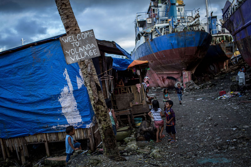 Filipinas. 327.000 nuevos desplazados en 2013. Total: entre 4 y 5 millones, la mayoría de ellos a causa del tifón Haiyan (enero 2014 IDMC) Un conflicto de más de 40 años y los desastres naturales son las principales razones de los desplazamientos internos. Los enfrentamientos entre el Estado filipino y el Frente Moro de Liberación Islámica (MILF, en sus siglas en inglés), la guerrilla más grande del país, en la región de Mindanao, al sur de la isla, ha terminado con la vida de miles de personas y ha desplazado al menos a 3,5 millones de ciudadanos desde 2000, según el Centro de Monitoreo de Desplazamiento Interno. Aunque hay buenas noticias, pues el MILF y el gobierno de Filipinas han firmado un acuerdo de paz en marzo de 2014, la realidad es que en Mindanao todavía hay grupos extremistas, algunos islamistas, otros comunistas, que han prometido continuar con la lucha armada. De esta manera, la paz no parece, por el momento, garantizada en una zona del país que es, con frecuencia, testigo de violentas luchas entre clanes. Por su parte, los recurrentes desastres naturales, (entre ellos, el devastador tifón Haiyan) han causado más desplazados en 2013 que el propio conflicto: más de cuatro millones de personas, muchos de ellos provenientes de comunidades indígenas. En la foto, niños juegan en Tacloban, ciudad afectada por el tifón y donde muchos supervivientes siguen viviendo en asentamientos informales. © Chris McGrath/AFP/Getty Images