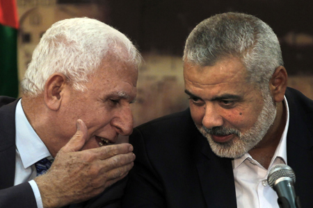 En abril, los líderes de Fatah y Hamas llegaron al acuerdo de crear un Gobierno de coalición. En la foto, Azzam al-Ahmed (I), delegado de Al Fatah, e Ismail Haniya, líder político de Hamas en la Franja de Gaza. Said Khatib/AFP/Getty Images)