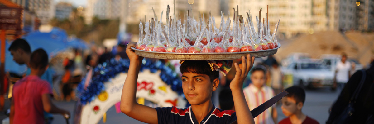 Un joven vende manzanas de caramelo en el puerto de Gaza. (Mohammed Abed/AFP/Getty Images)