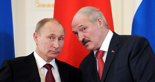 AFP/Getty Images. El presidente ruso, Vladímir Putin, (izquierda) justo a su homólogo bielorruso, Alexander Lukashenko, en San Petersburgo, marzo de 2013.
